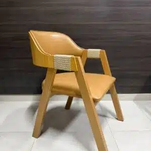 Cadeira de Jantar perola com Base aco e Madeira nas Costas Caramelo