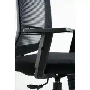 CADEIRA  GIRATÓRIA NEW OPUS PR . BASE NYLON RELAX. BCO SIX /RD PP ASSENTO  LAMINADO  COURINO  PRETO  C/ APOIO DE CABEÇA